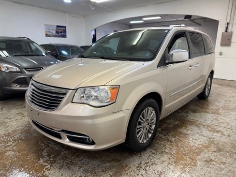 Used 2015 Chrysler Town & Country Touring-L w/ Driver Convenience Group image 2