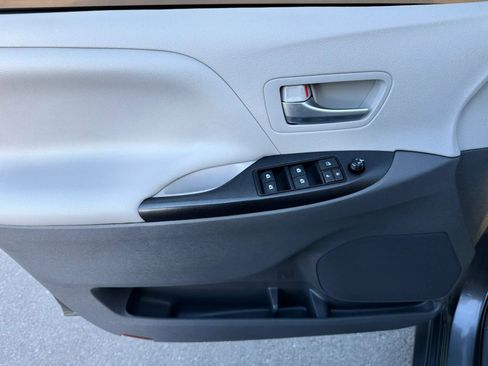 Used 2018 Toyota Sienna LE FWD image 13