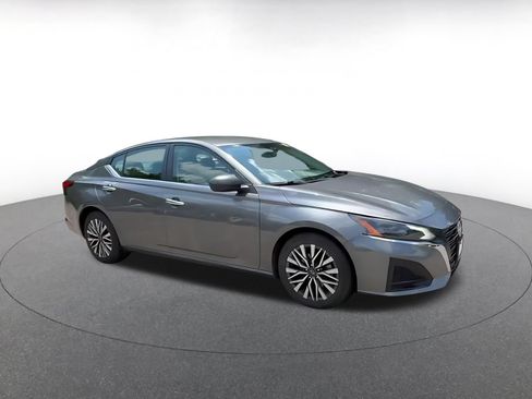 Used 2025 Nissan Altima 2.5 SV FWD image 2