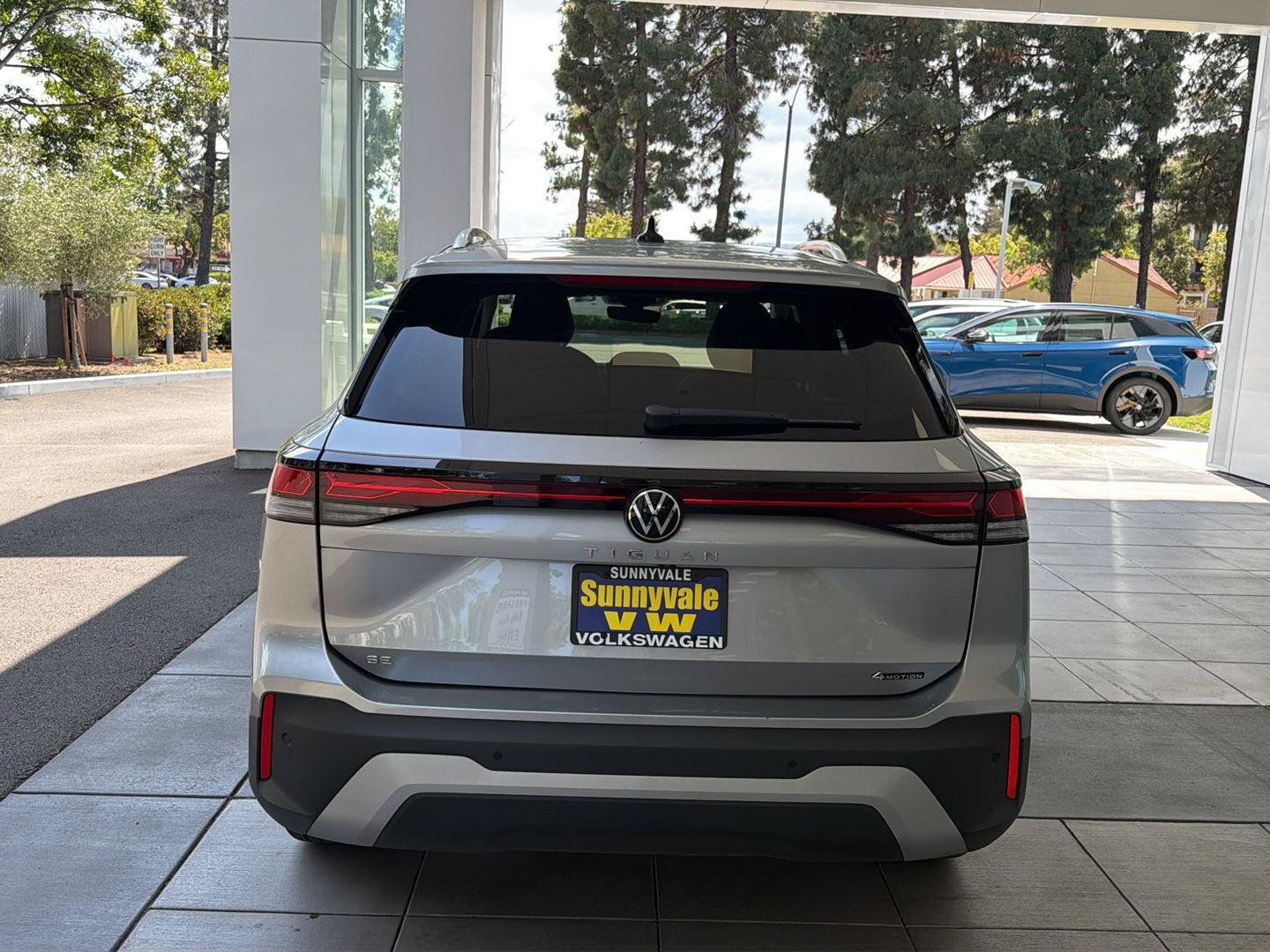 Certified 2025 Volkswagen Tiguan SE w/ Panoramic Sunroof Package AWD/4WD image 4