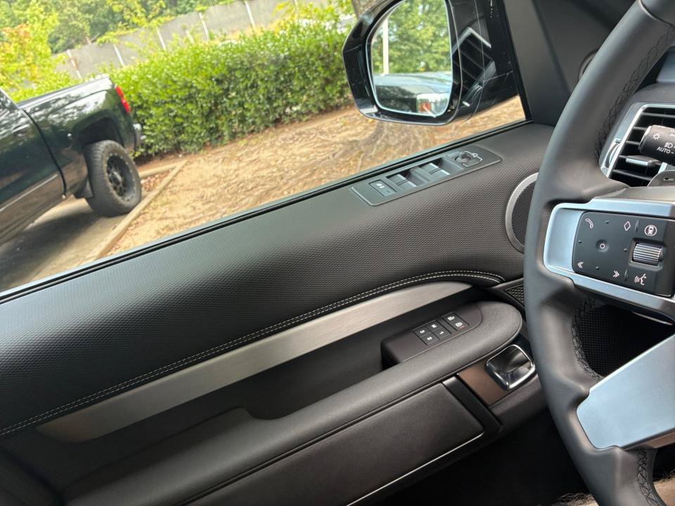 New 2026 Land Rover Discovery Limited Edition AWD/4WD image 32