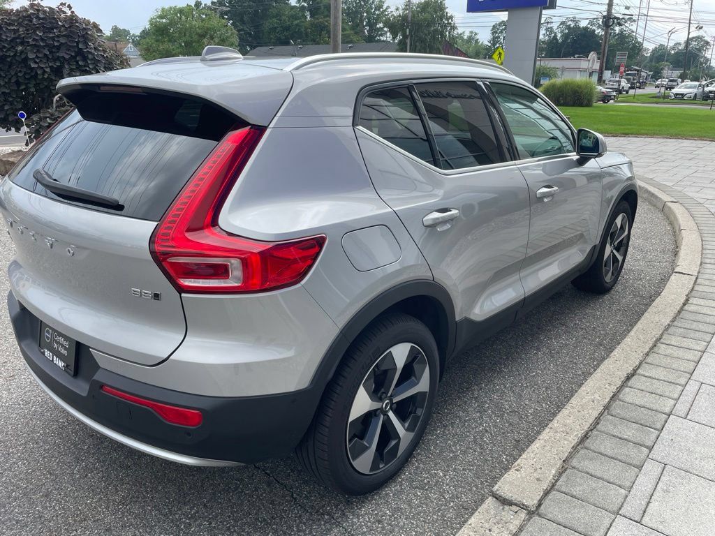 Used 2025 Volvo XC40 B5 Plus AWD/4WD image 5