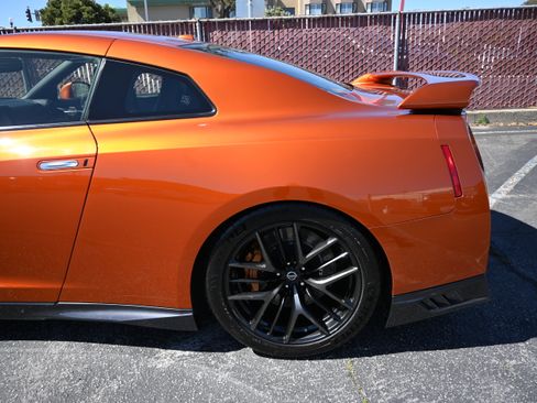 Used 2017 Nissan GT-R Premium AWD/4WD image 17