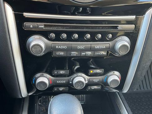 Used 2019 Nissan Pathfinder SV image 38