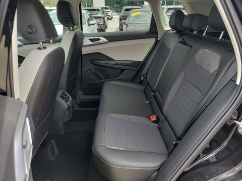 New 2026 Volkswagen Taos SE FWD image 17