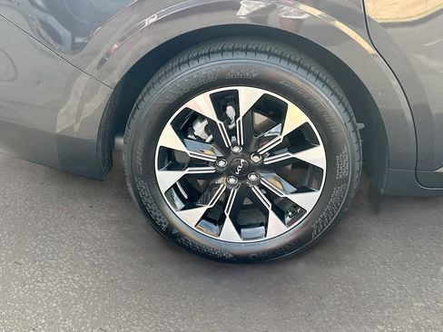 Used 2024 Kia Carnival EX FWD image 32