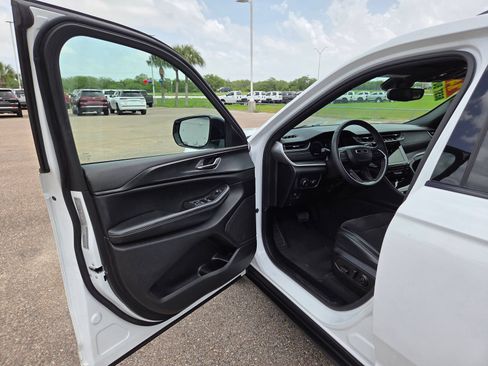 Used 2024 Jeep Grand Cherokee Altitude AWD/4WD image 13