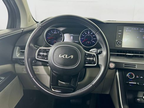 Used 2024 Kia Carnival LX image 18
