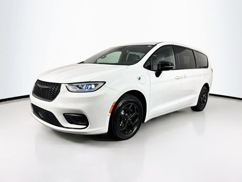 Used 2024 Chrysler Pacifica Limited FWD image 3