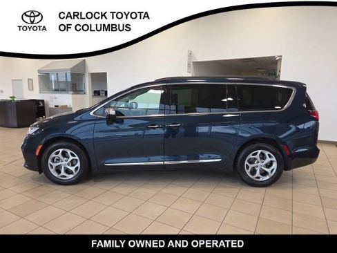Used 2023 Chrysler Pacifica Limited FWD image 2