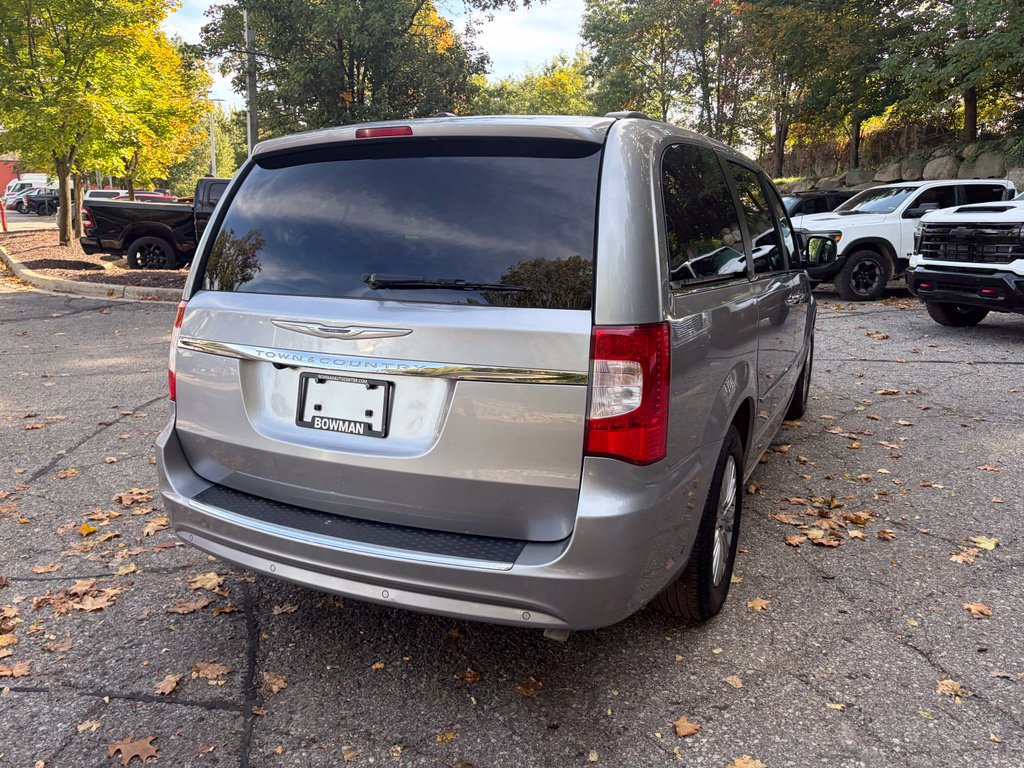 Used 2016 Chrysler Town & Country Touring-L w/ Driver Convenience Group FWD image 5