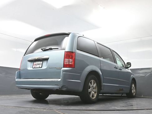 Used 2009 Chrysler Town & Country Touring w/ Family Value Group FWD image 29