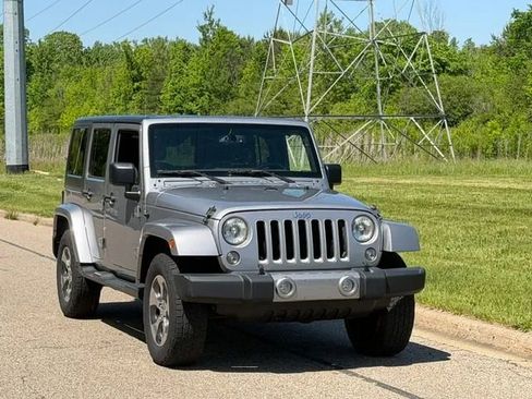 Used 2016 Jeep Wrangler Unlimited Sahara w/ Dual Top Group AWD/4WD image 29