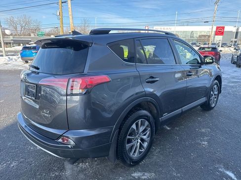 Used 2018 Toyota RAV4 XLE image 4