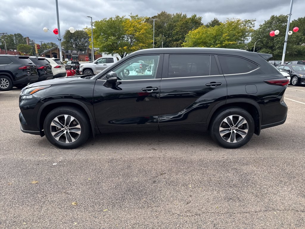 Used 2024 Toyota Highlander XLE AWD/4WD image 4