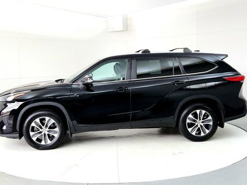 Used 2023 Toyota Highlander XLE AWD/4WD image 3