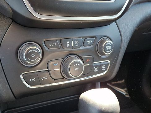 Certified 2019 Jeep Cherokee Latitude Plus AWD/4WD image 16