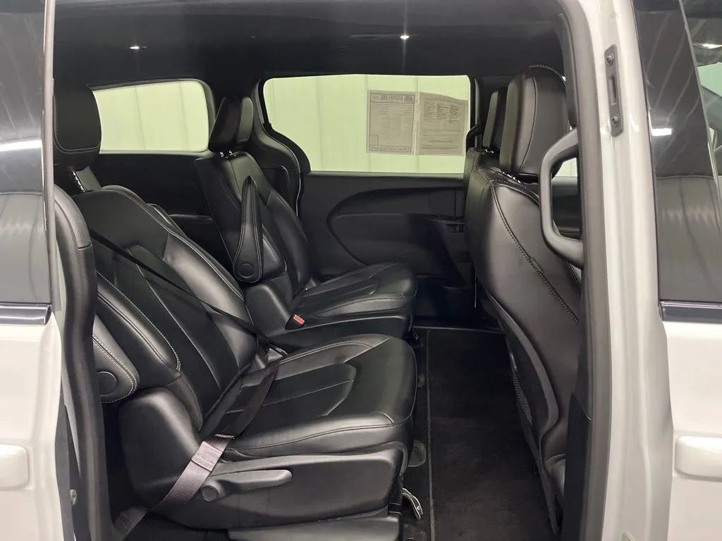 Used 2024 Chrysler Pacifica Limited FWD image 13