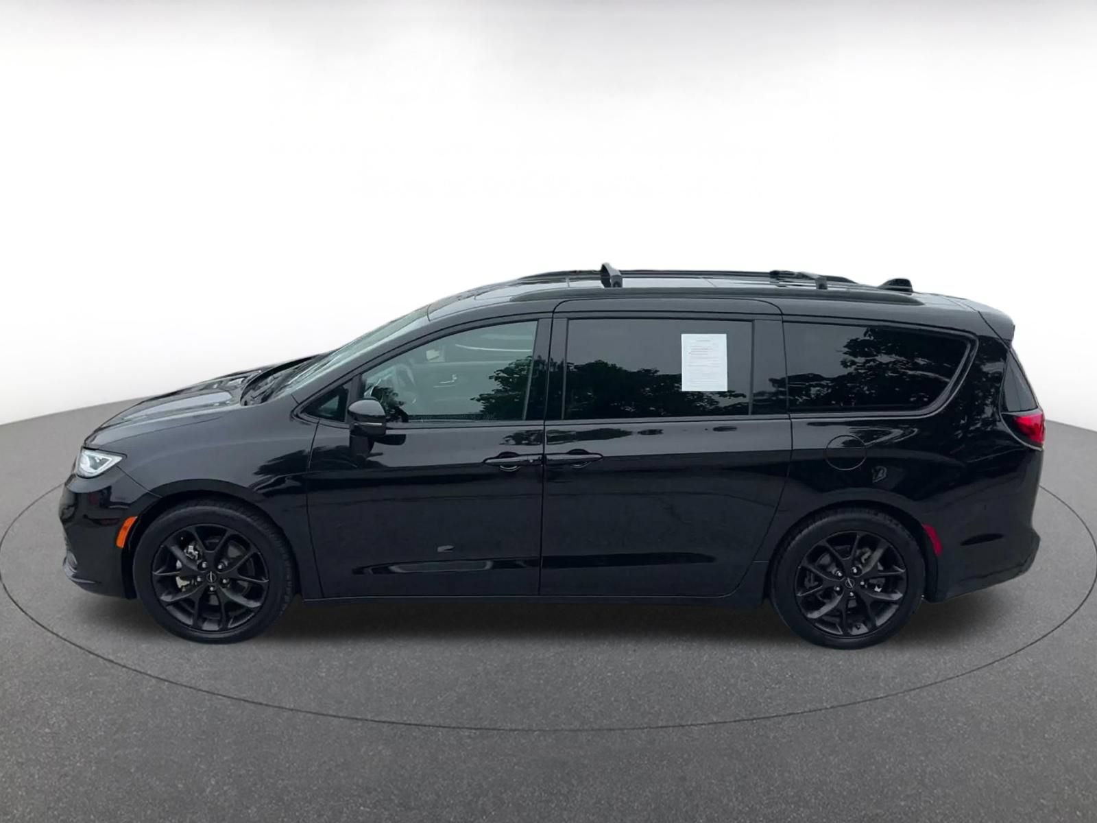 Used 2025 Chrysler Pacifica Limited FWD image 8