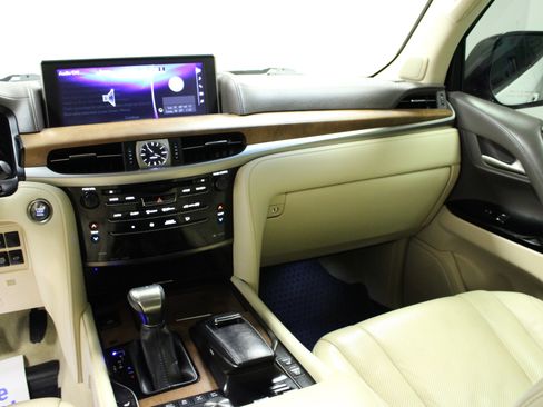 Used 2019 Lexus LX 570 4WD w/ Luxury Package image 19