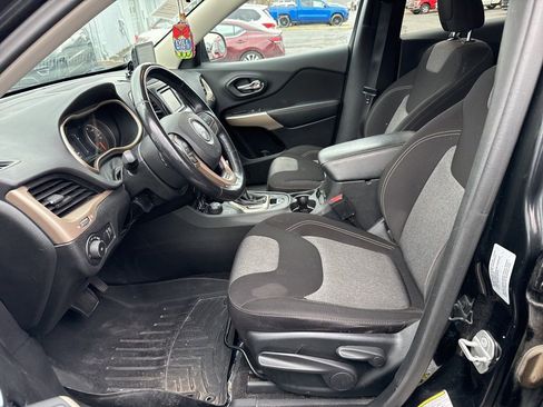 Used 2018 Jeep Cherokee Latitude w/ Altitude Package AWD/4WD image 5