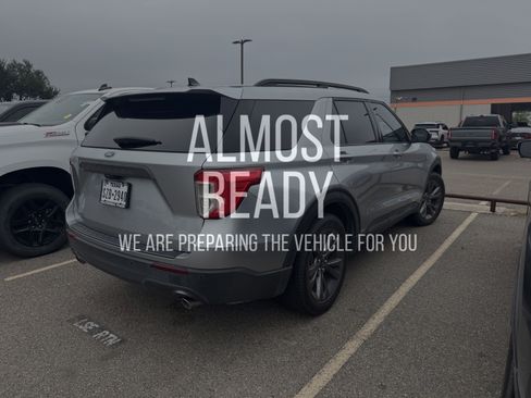 Used 2023 Ford Explorer XLT w/ Equipment Group 202A image 4