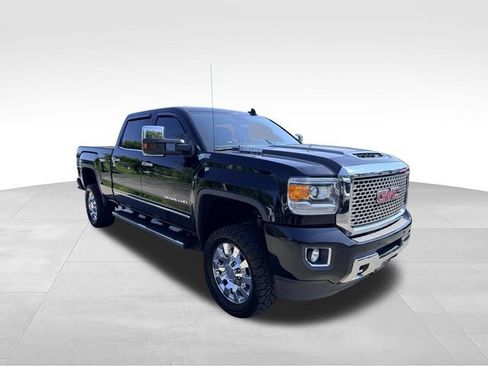 Used 2017 GMC Sierra 2500 Denali w/ Duramax Plus Package AWD/4WD image 2