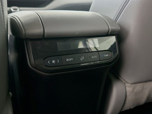 Used 2021 Toyota Highlander XLE FWD image 28