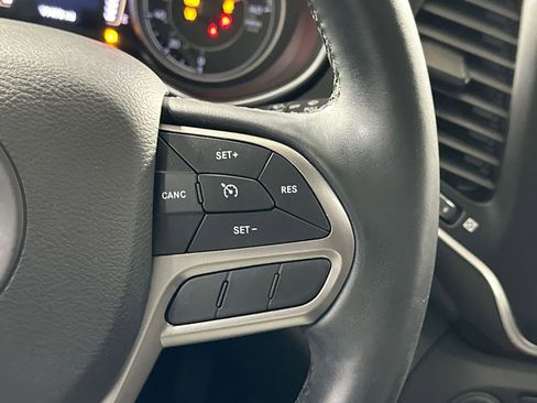 Used 2019 Jeep Cherokee Latitude Plus w/ Comfort/Convenience Group image 19