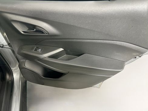 Used 2025 Chevrolet Trax LT w/ LT Convenience Package image 28