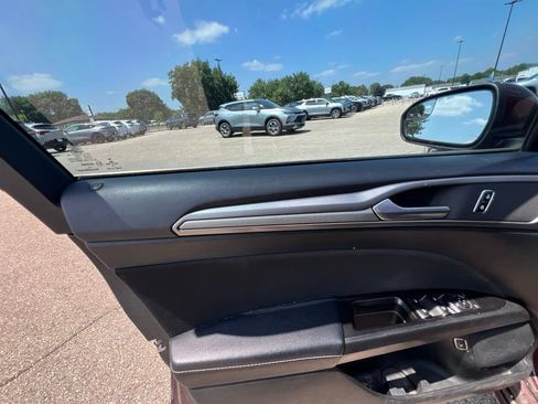 Used 2017 Ford Fusion SE FWD image 12