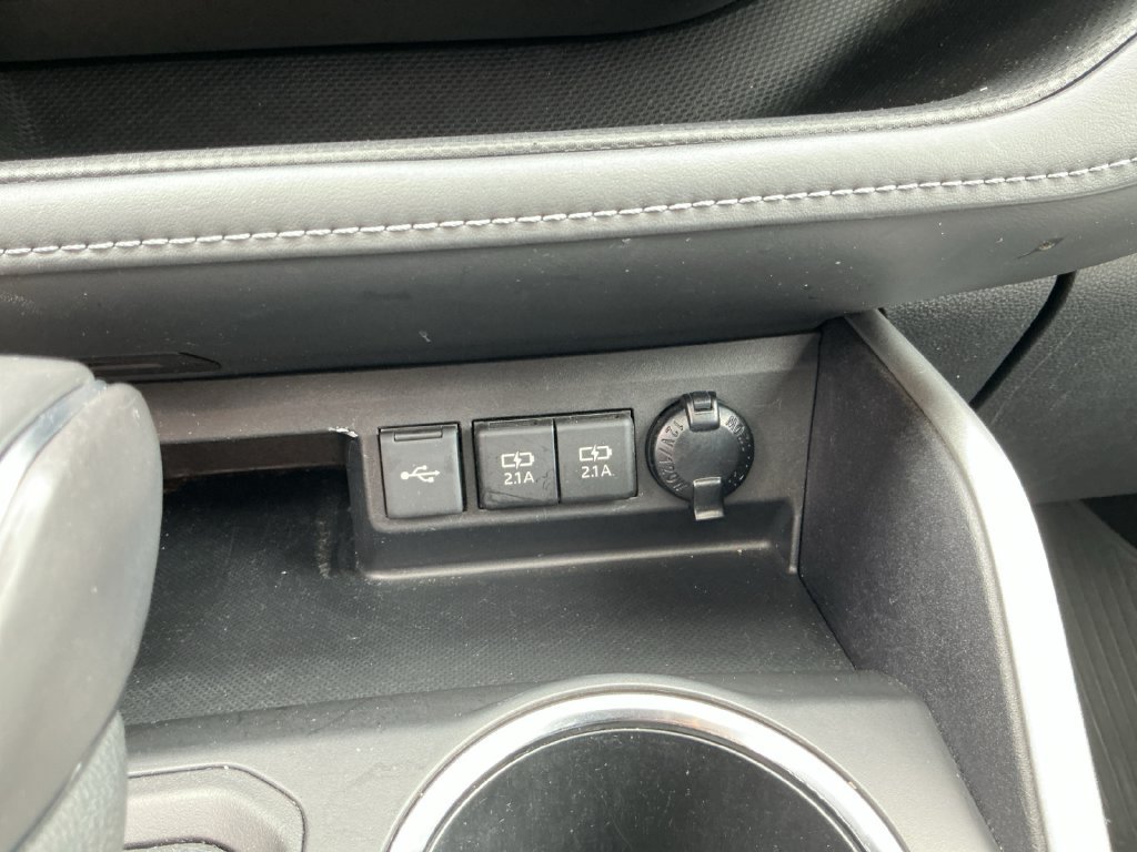 Used 2021 Toyota Highlander XLE AWD/4WD image 30