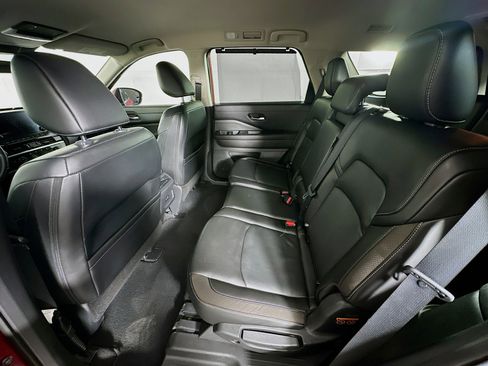 Used 2023 Nissan Pathfinder SL w/ Lighting Package (N92) FWD image 28