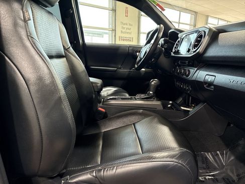 Used 2018 Toyota Tacoma TRD Off-Road w/ TRD Premium Off Road Package RWD image 25