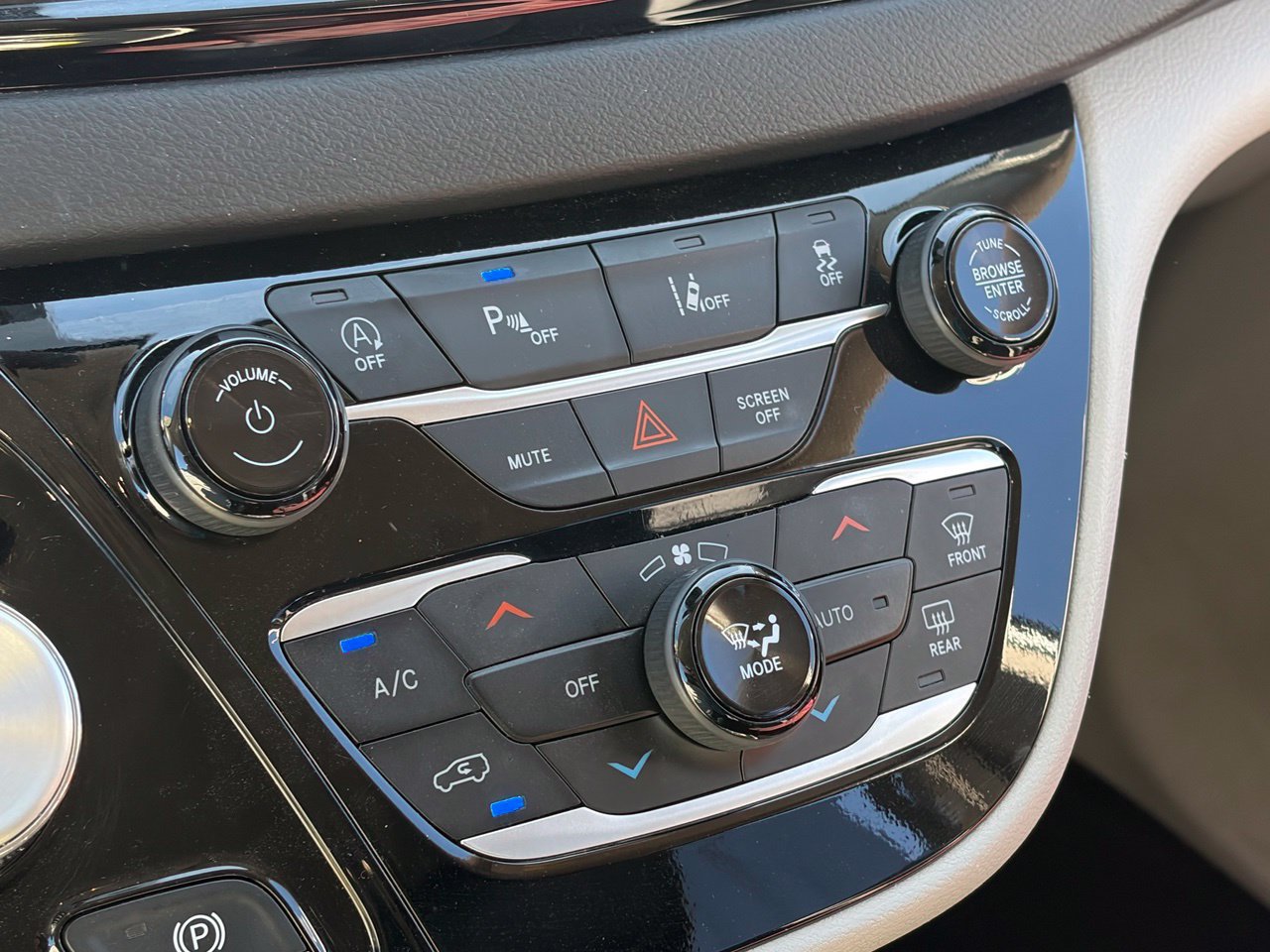 Used 2024 Chrysler Pacifica Touring-L FWD image 9