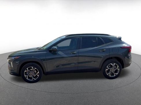 Used 2025 Chevrolet Trax LT w/ LT Convenience Package FWD image 9