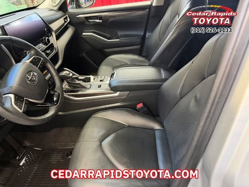 Used 2023 Toyota Highlander Limited image 8