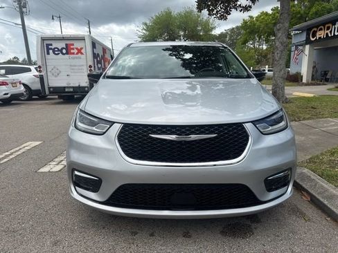 Used 2024 Chrysler Pacifica Limited FWD image 3