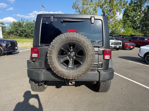 Used 2017 Jeep Wrangler Unlimited Rubicon w/ Connectivity Group AWD/4WD image 3