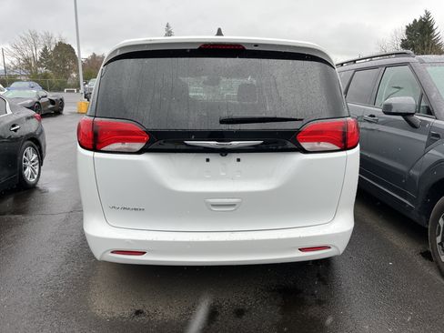 Used 2023 Chrysler Voyager LX image 3