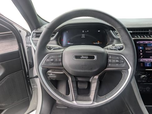 Used 2025 Jeep Grand Cherokee Limited RWD image 23