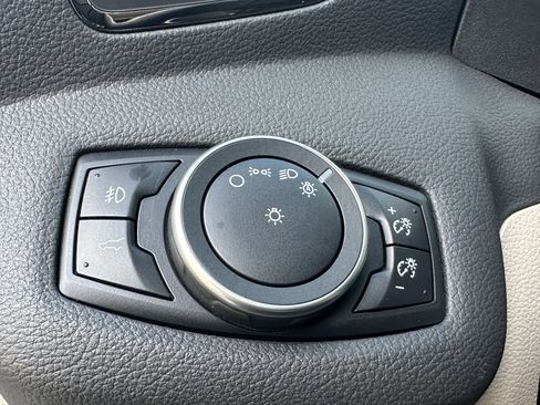 Used 2017 Ford Escape Titanium image 32