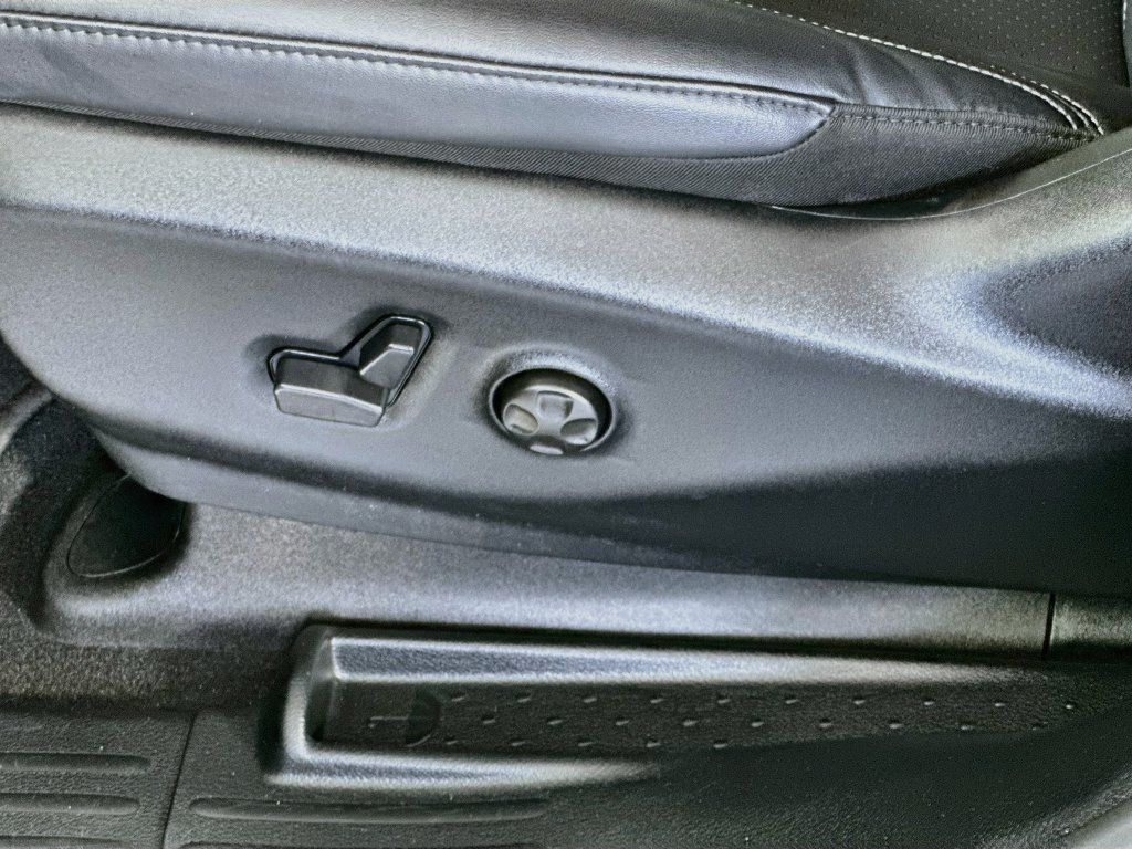 Used 2025 Chrysler Pacifica Select FWD image 21