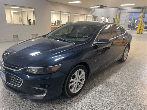 Used 2017 Chevrolet Malibu LT image 2
