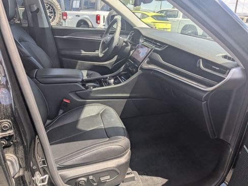 Used 2022 Jeep Grand Cherokee Limited w/ Luxury Tech Group II AWD/4WD image 32