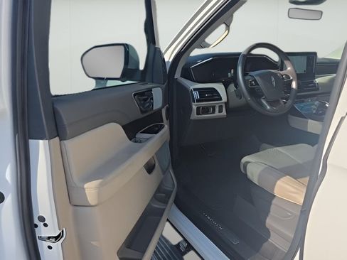 Used 2023 Lincoln Navigator L Reserve RWD image 5