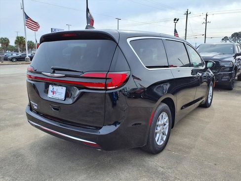 New 2026 Chrysler Pacifica Select FWD image 3