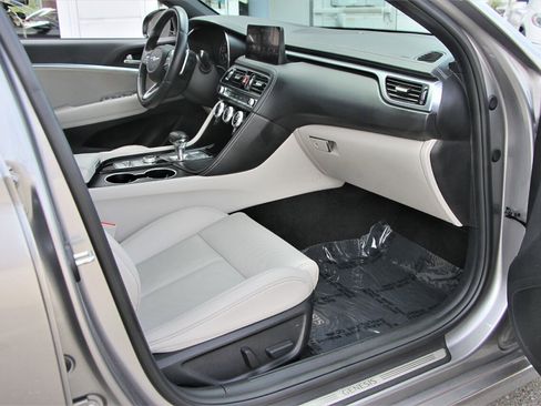 Used 2022 Genesis G70 2.0T image 24