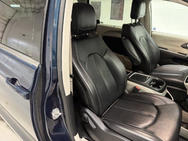 Used 2024 Chrysler Pacifica Touring-L FWD image 19