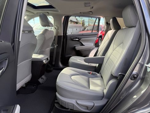 Used 2021 Toyota Highlander XLE image 14